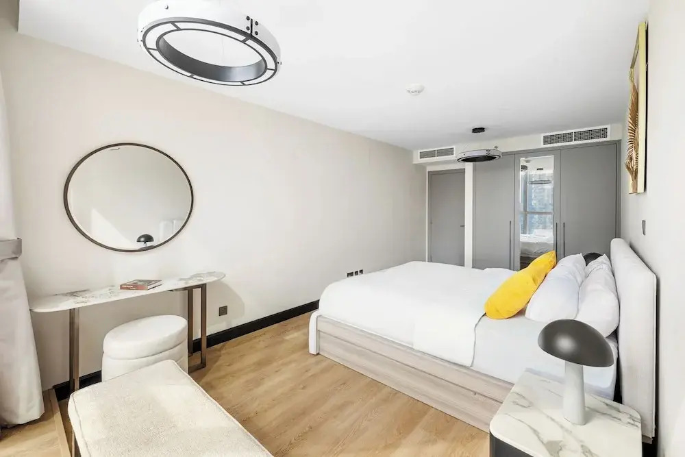 1BR by the Lake Near DMCC Metro Station
