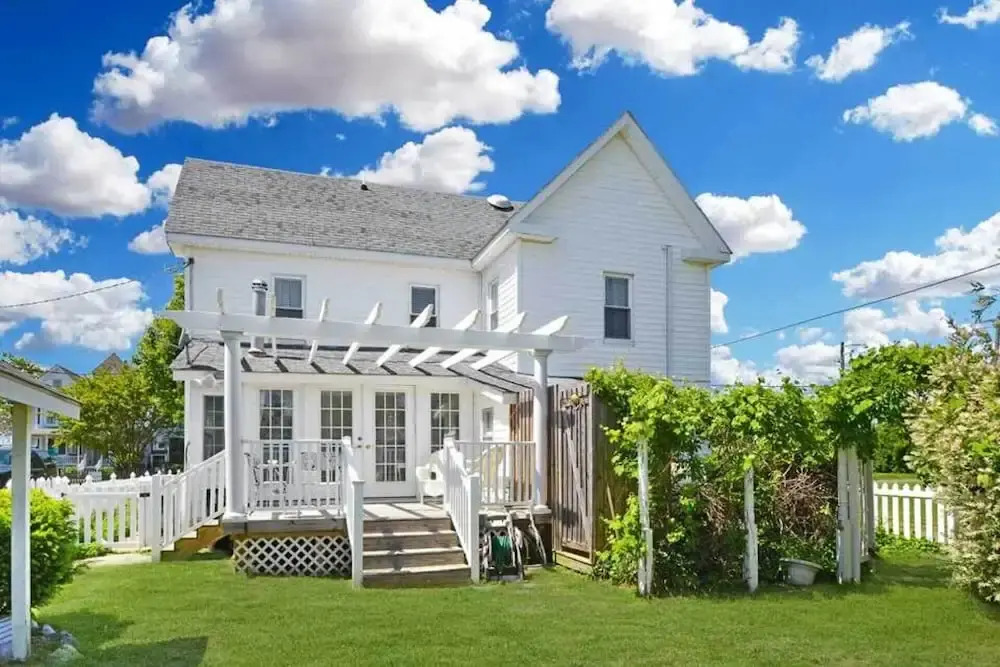 'chincoteague Charm' Escape w/ Bikes & Yard Games!