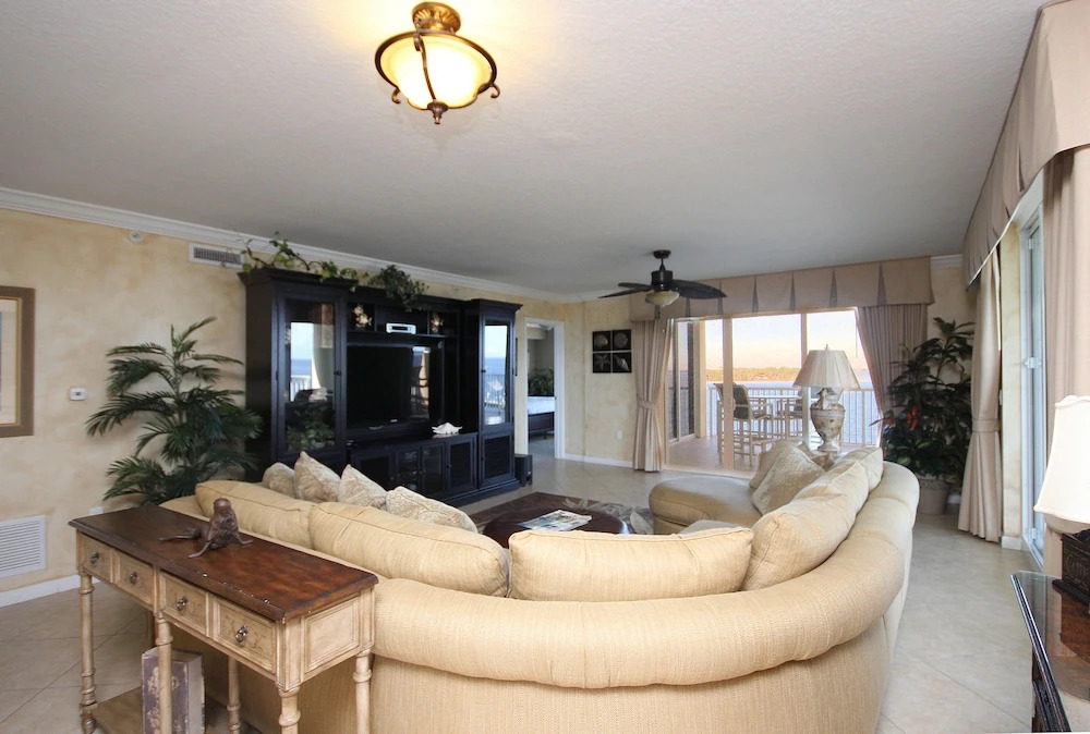 Heron 603 - 3 Br condo by RedAwning
