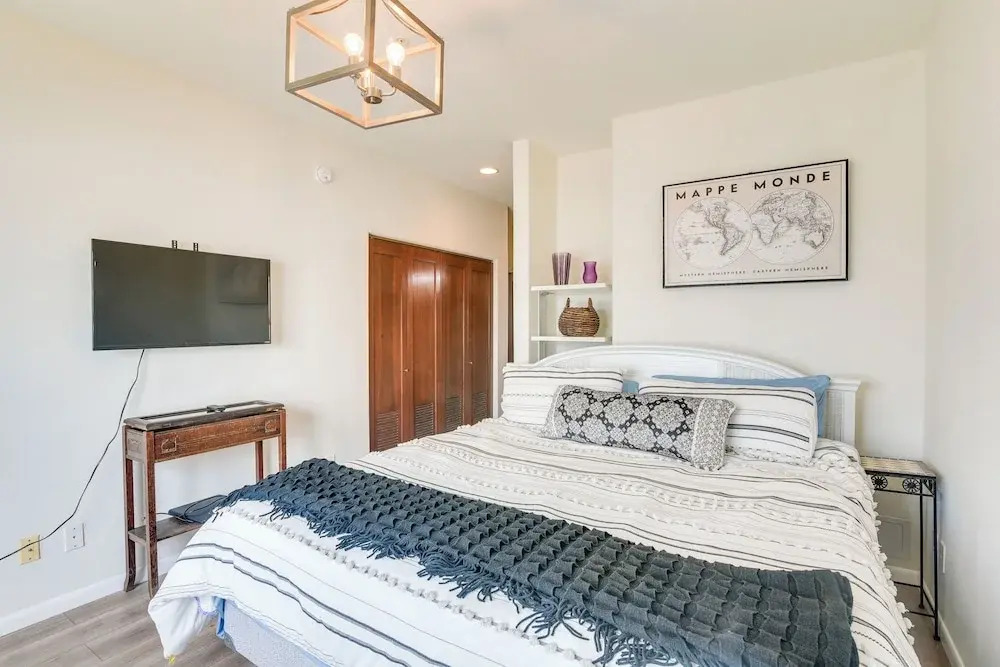 Pool Access, Walk to Beach: Galveston Condo!
