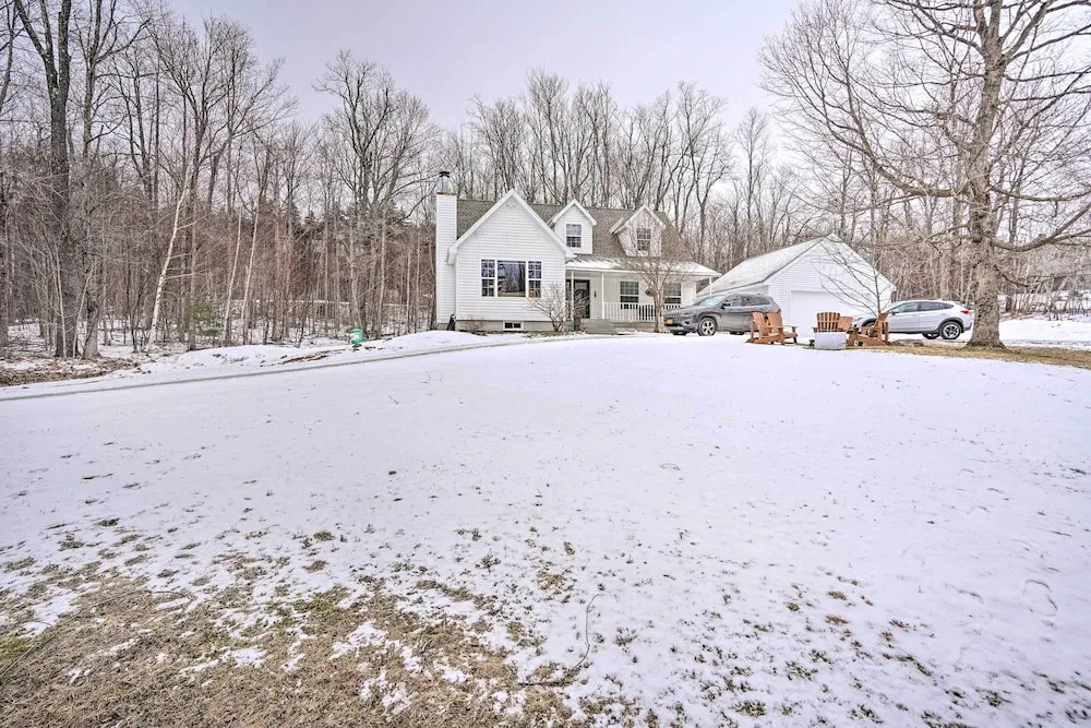 West Dover Getaway w/ Hot Tub: Near Mt Snow!