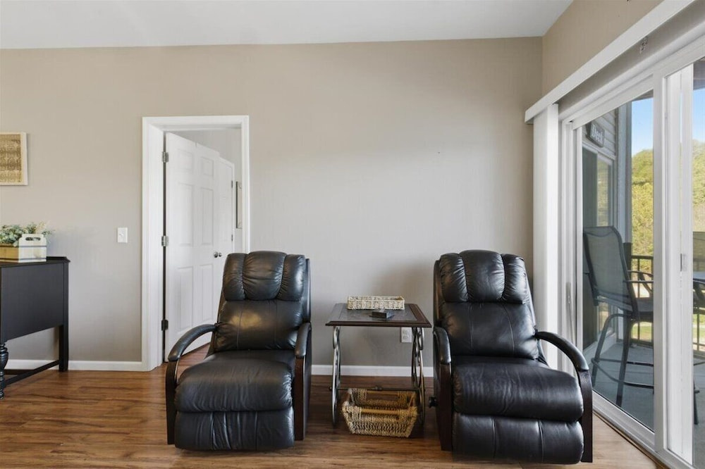 Lakefront Condo w/ 3 Pools, Boat Slip & Patio Views at 13mm of the BIg Niangua