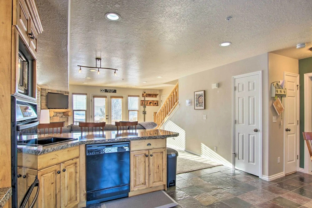 2-condo Property w/ Mtn Views by Golf & Ski Resort