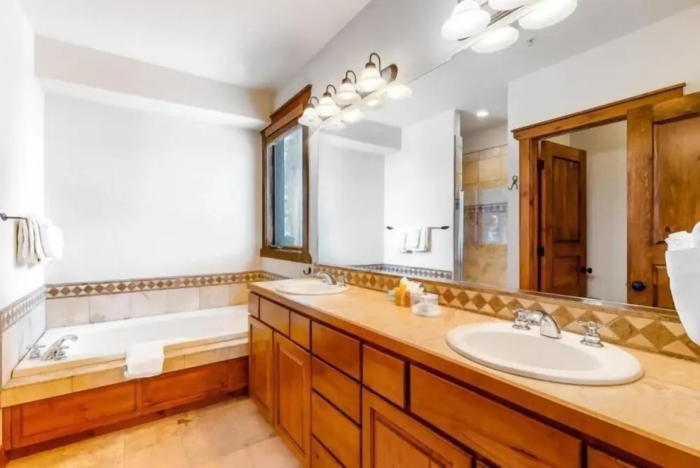Ski-in/ski-out 3 Bedroom Townhome at Snowflake Lift With Private Hot Tub