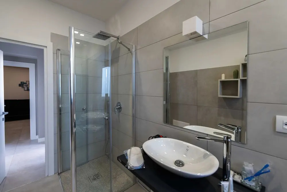 8 Rooms Hotel