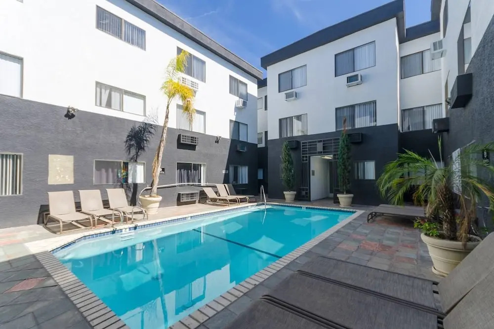 (70% off) - On Hollywood Walk Of Fame! - 2BR/2BATH - Free Parking! (D2)