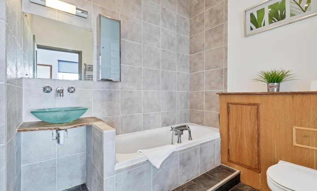 Sunshine Central House | Large luxury group house | Roof terrace | Fast Wifi