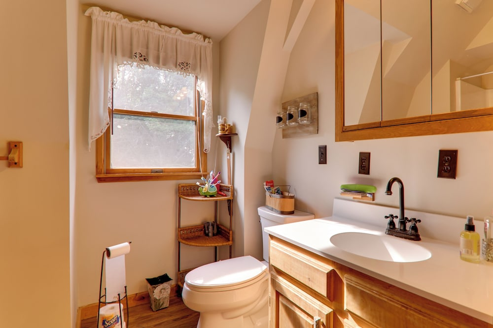 2 Mi to Elk Mountain: Poconos Escape on 11 Acres!