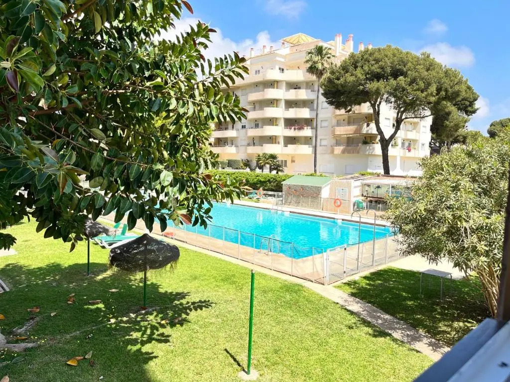 Playa Benalmadena-Alay, piscina, parking
