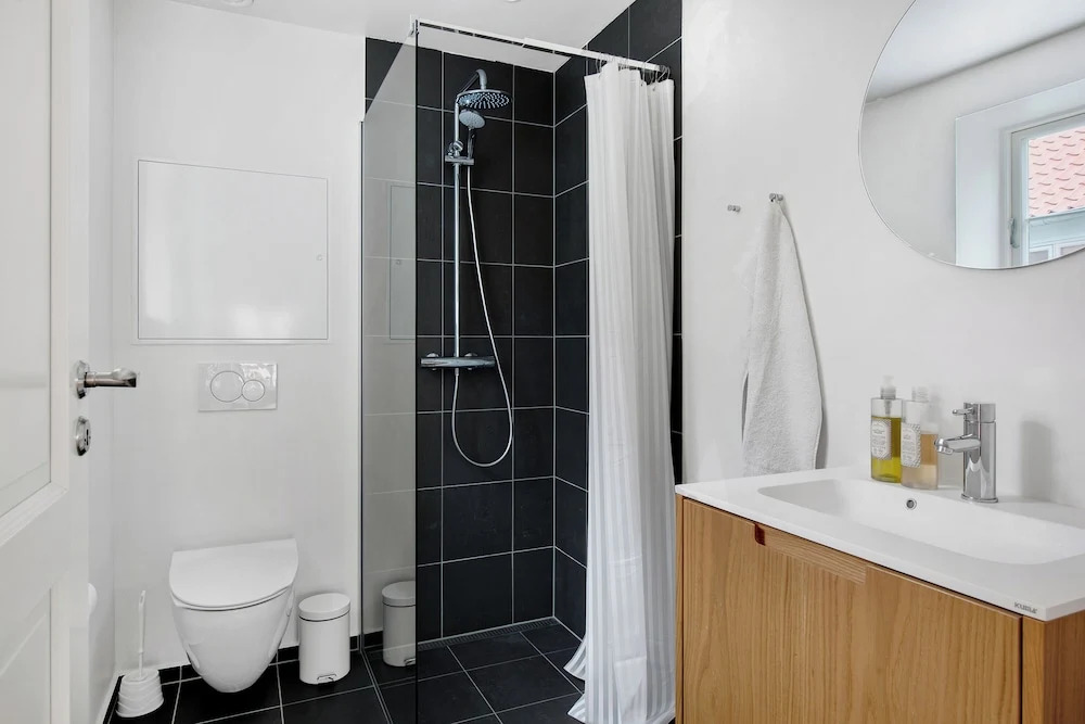Regent 7 - Large 3 Bdr Apt With Balcony in City Centre