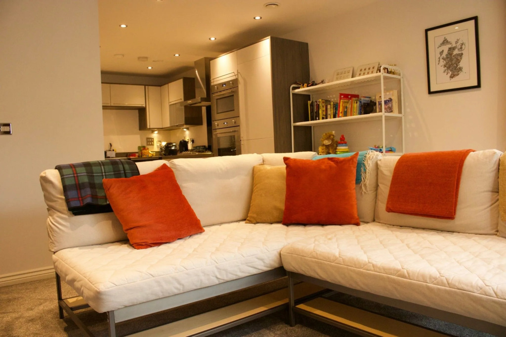 2 Bedroom Flat In Broughton Area
