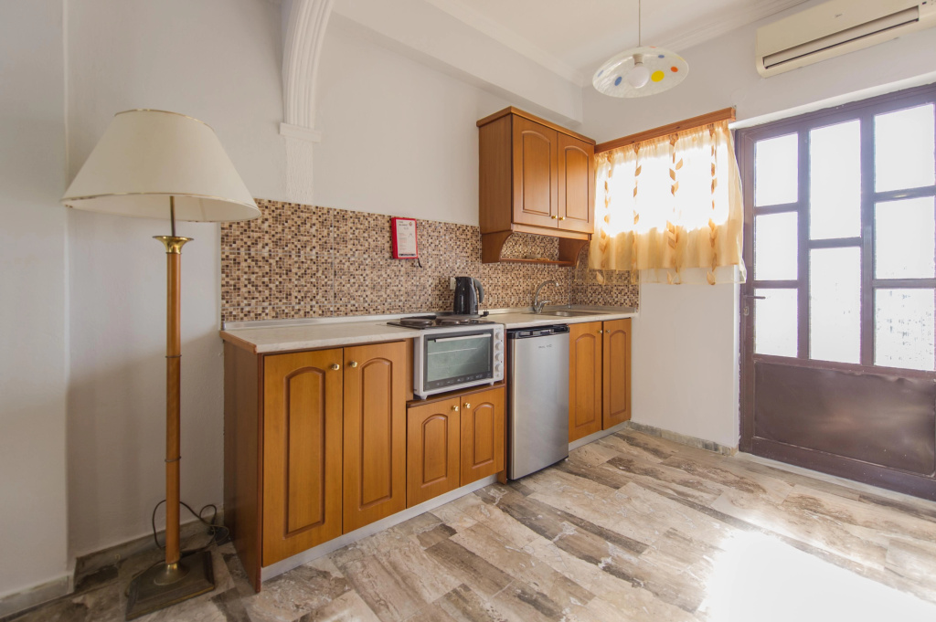 Makis Studios & Apartments