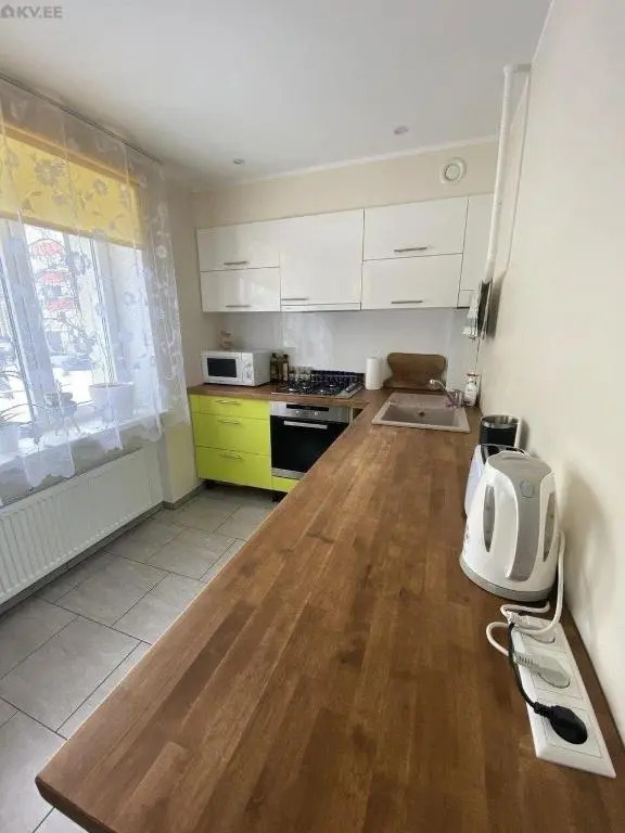 Open concept 1-bedroom apartment.