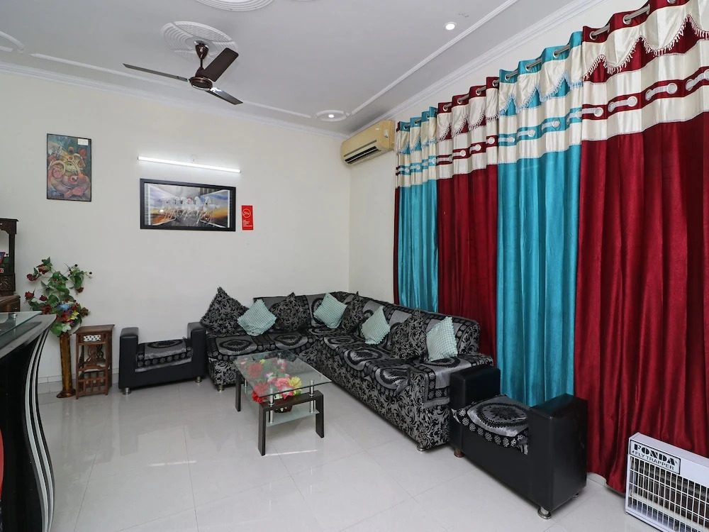 OYO 13195 The Abodes Guest house