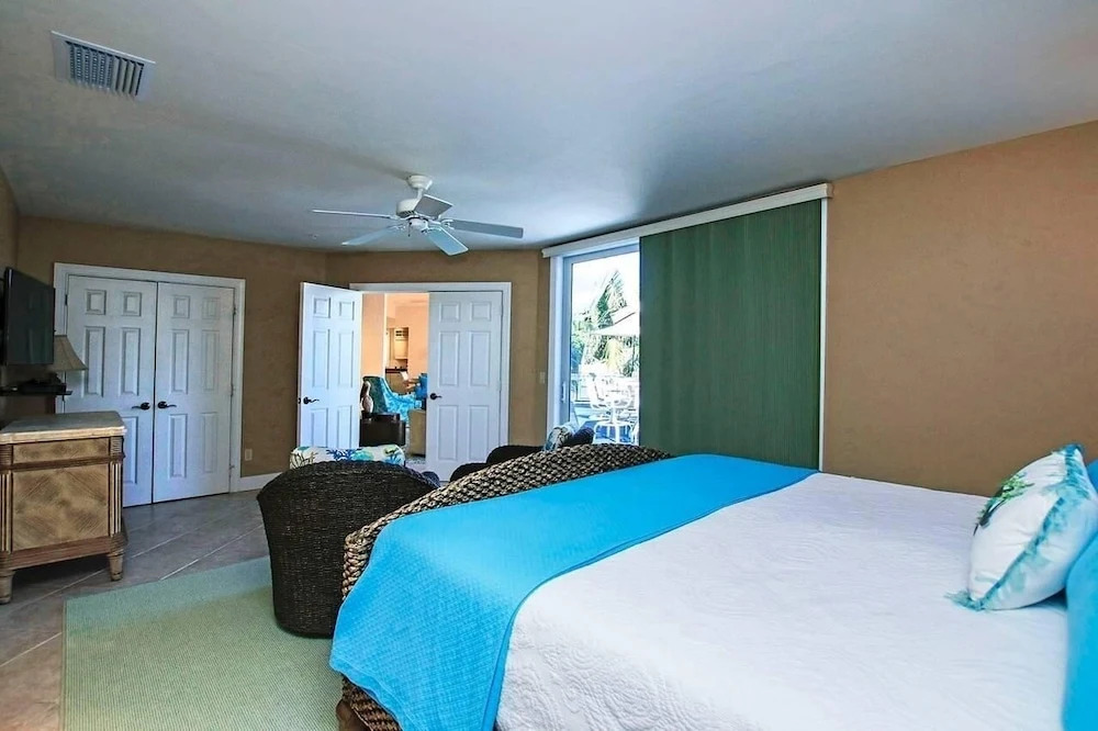 Hakuna Matata - Island Escape! Captiva Waterfront! 5 Bedroom Home