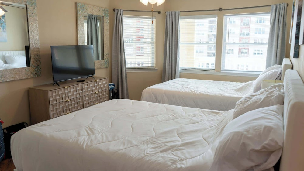 Fresh &bright 1BR Condo - Poolview & Steps to Beach