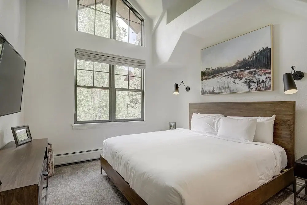 Newly Remodeled 2 Bedroom + Loft on the River 2 Condo by Redawning