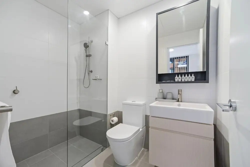 HomeHotel Walking Distance to Train & Westfield