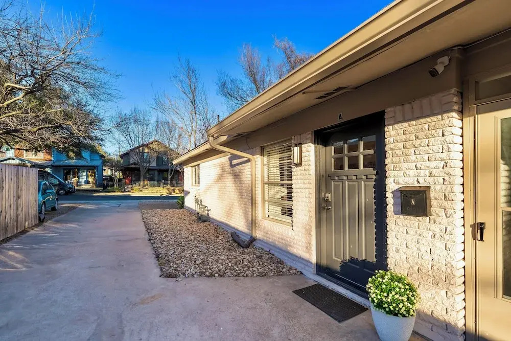 Walk to Campus: Creekside Austin Duplex!