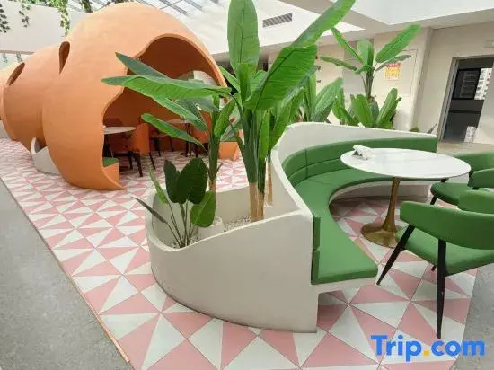 Longting Holiday Hotel (Zigong Fangte Dinosaur Kingdom Store)