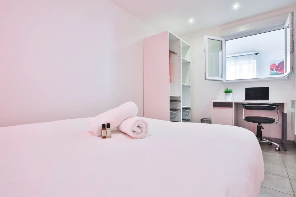 Spacious Apartment for 6, Ideally Located!