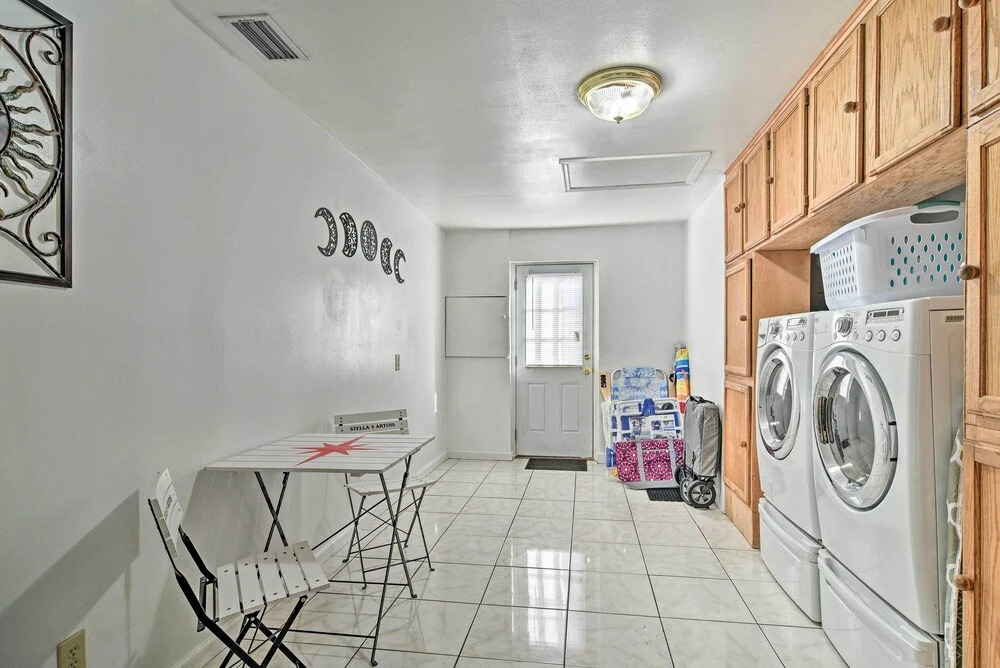Idyllic Largo Escape w/ Private Pool & Lanai!