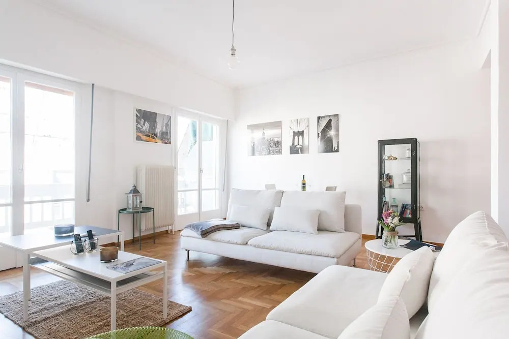 Chill like a local in Condo near historical sites!