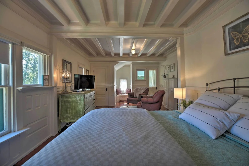 Luxe Lake Geneva Retreat in Downtown!