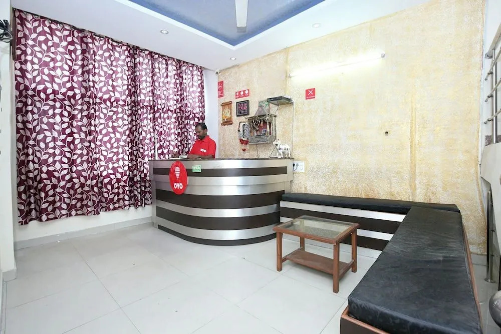 OYO 10463 Hotel Paras
