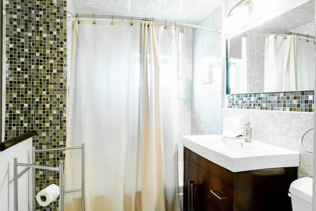 ✶ Gorgeous Home Tucked Away In Greener Part Of Town ✶ Transit-Friendly !
