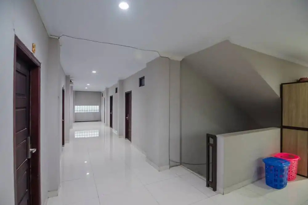 RedDoorz Plus near Lippo Cikarang Mall