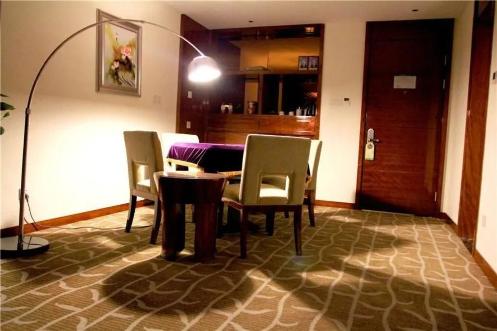 Vienna Hotel Xinyang Pingqiao Century Plaza Store
