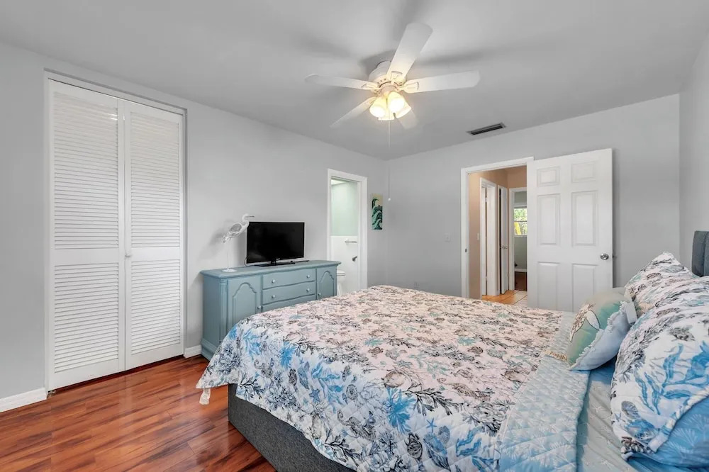 Sunny Retreat In Clearwater 2 Bedroom Home by RedAwning