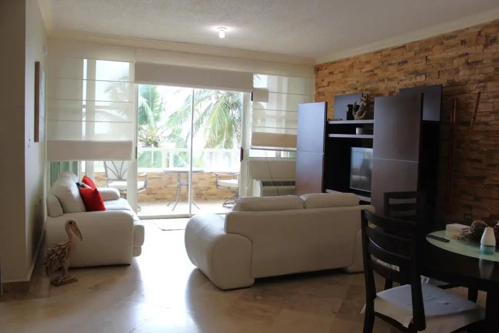 Beachfront 2 bdr apt with beautiful views