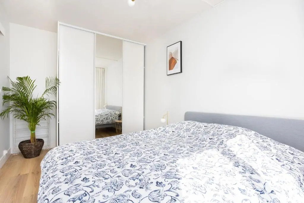 Renovated apartment metro, parking included, near Porte Versaille