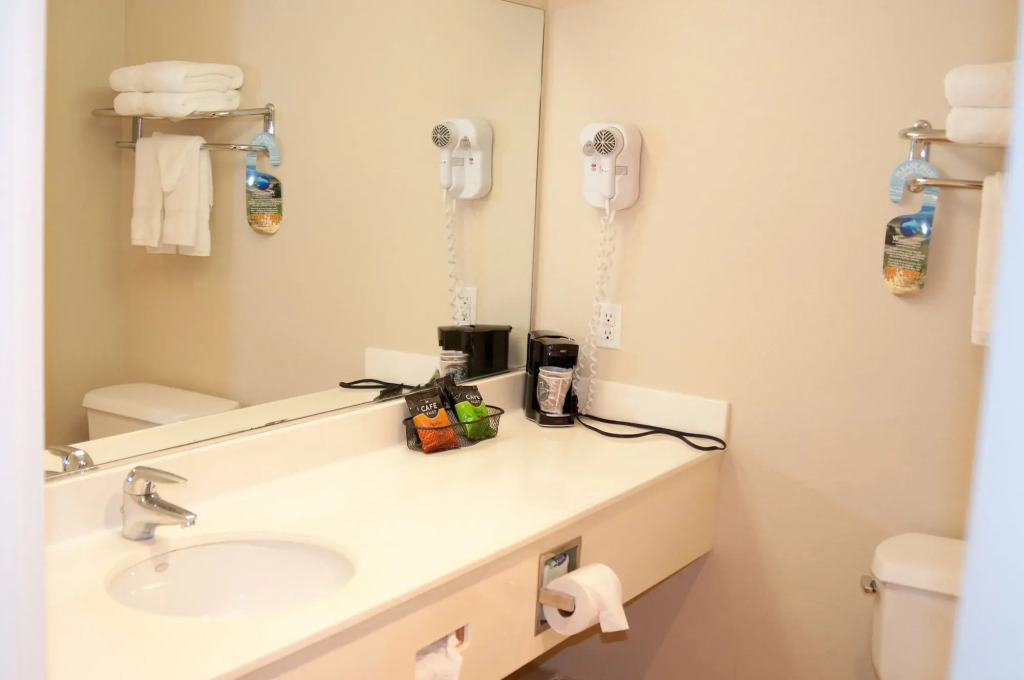Lamplighter Inn & Suites