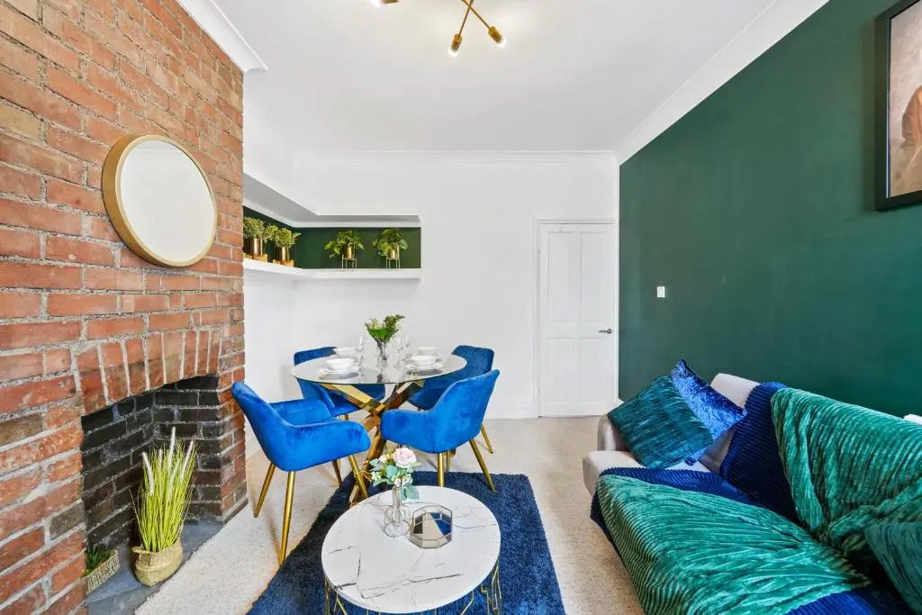 Comfortable 2 Bedroom Flat Overlooking the park