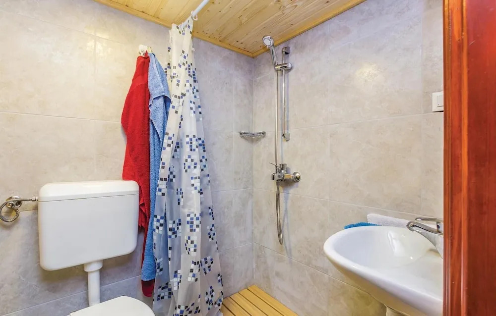 Awesome Home in Sveti Vid Dobrinjski with Hot Tub, WiFi & 6 Bedrooms