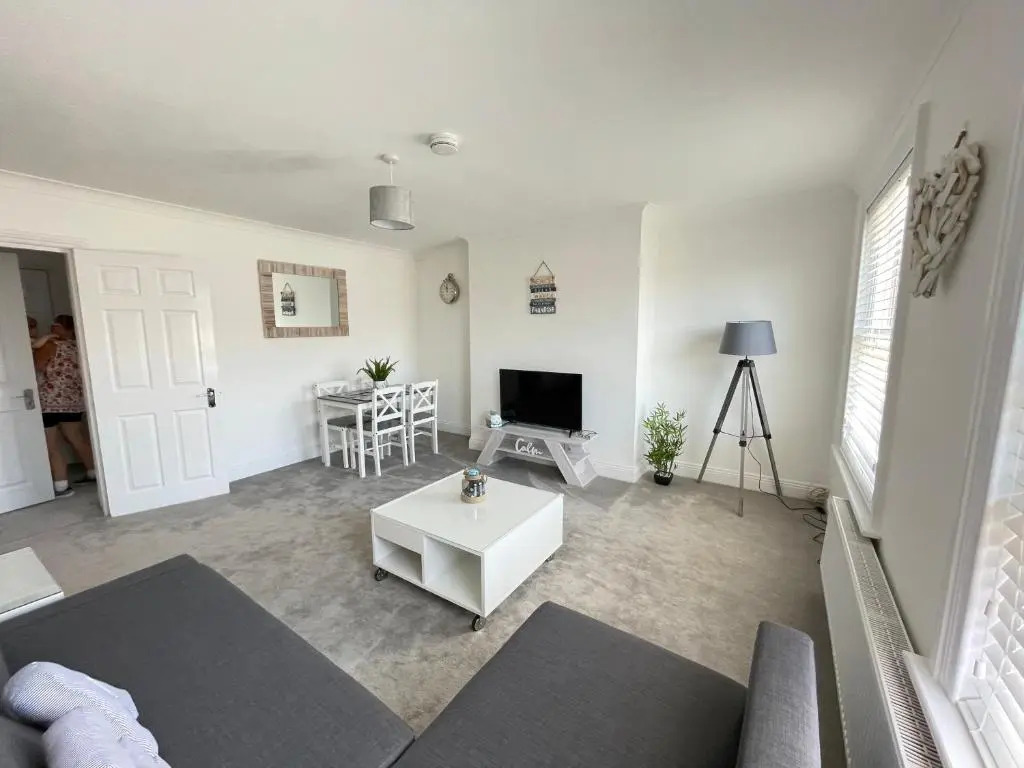 Light and airy 1 bedroom flat 700m from the Beach