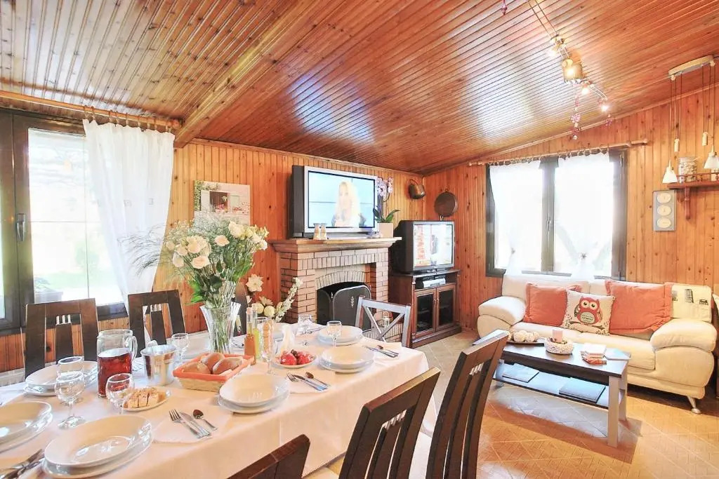 Villa Paradiso: Near beach, superb pool and garden