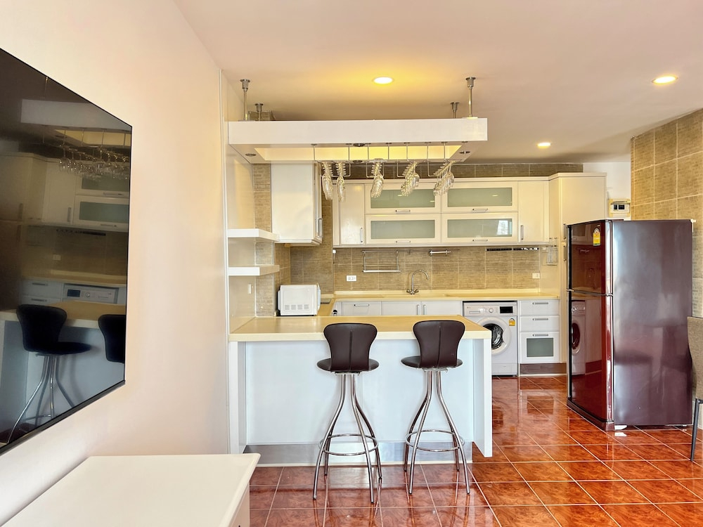 Stylish 1BR Sea-view Condo - 2 Balconies - View Talay 1 Jomtien