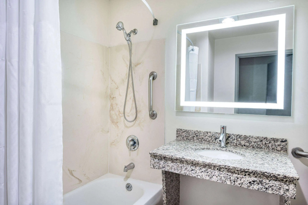 Ramada by Wyndham Bakersfield