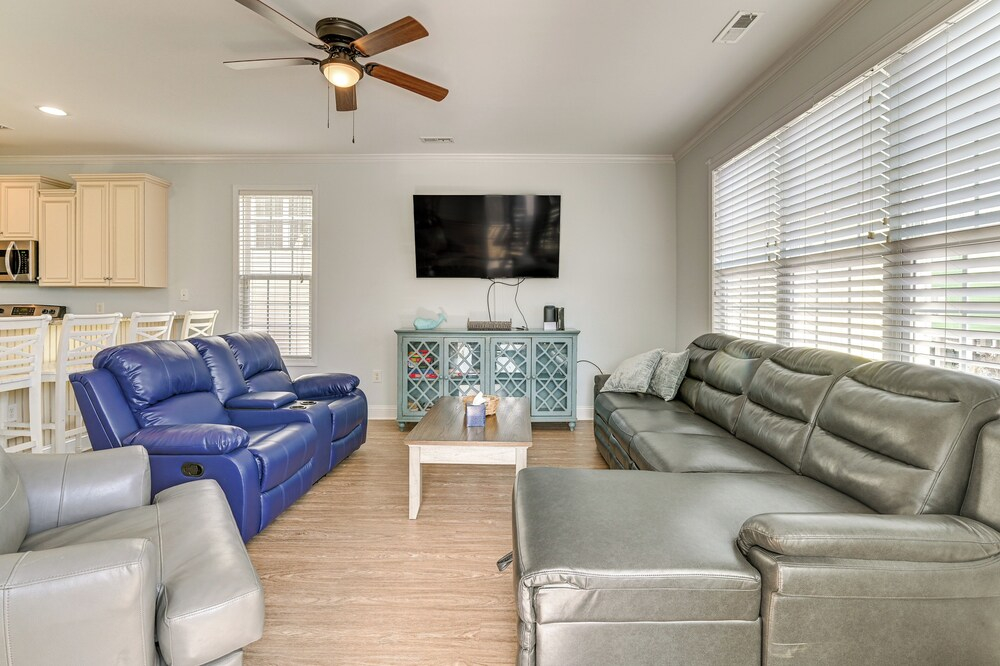1 Block to Shore: Myrtle Beach Home w/ Pool Access
