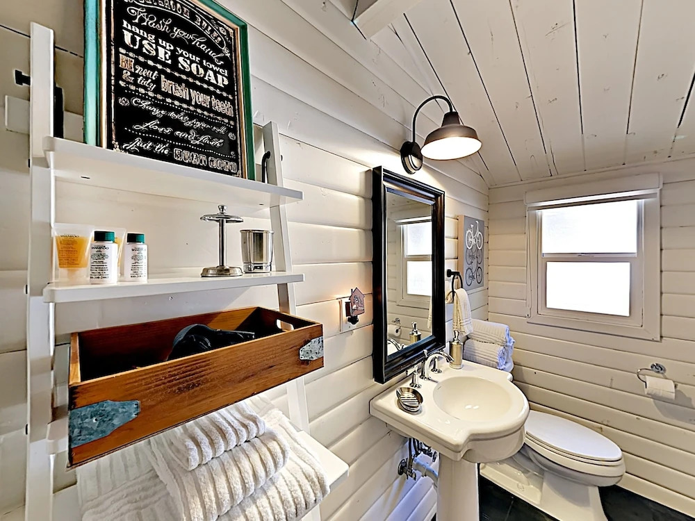 Skyland Hideaway W/ Private Beach By Wood Slopes 3 Bedroom Cabin