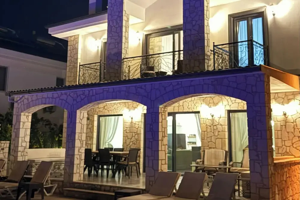 Villa-Sleeps 9-Parking-Pool-Bbq-Hot tub-Pets
