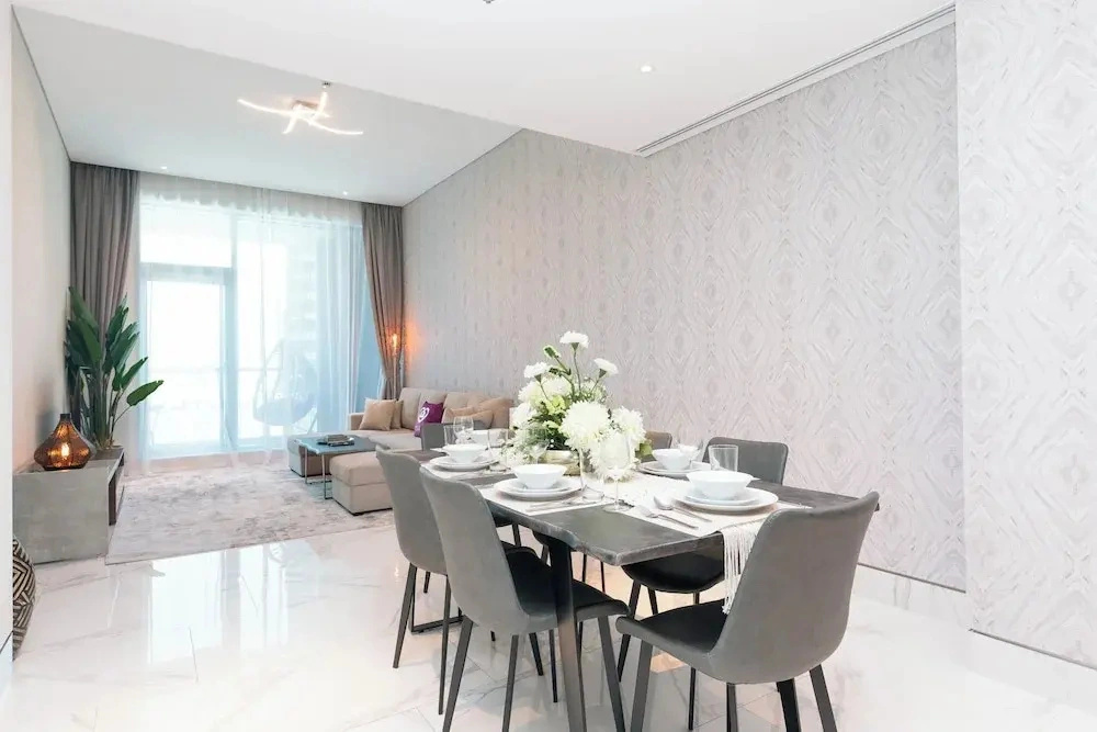 SIMPLY COMFORT Urban Chic Suites in J One Tower City & Canal Views