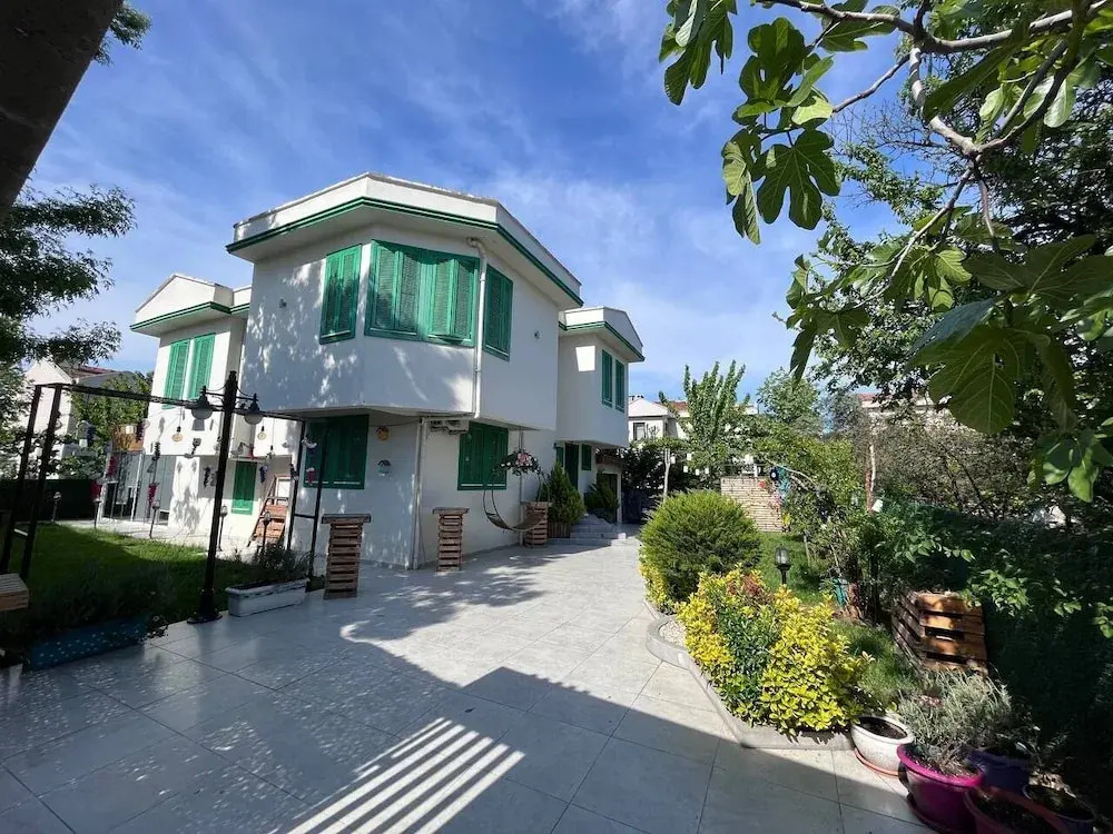 Yeşil Panjurlu Villa Otel