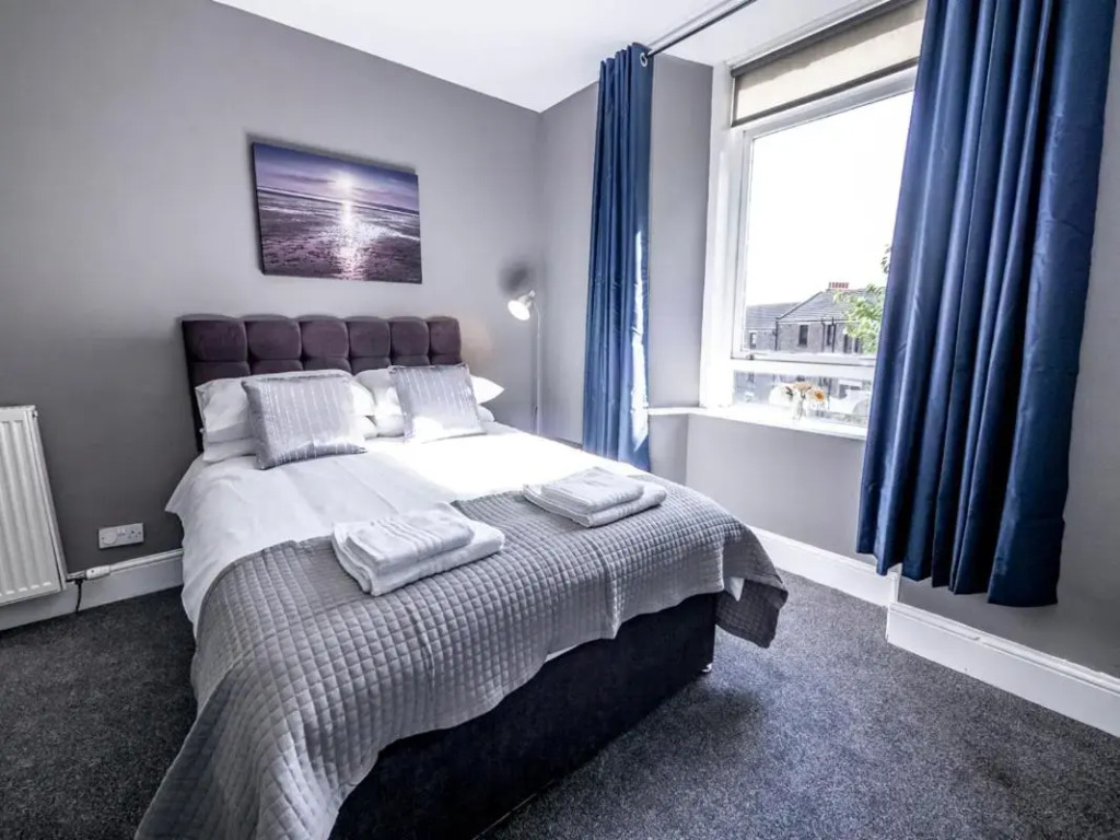 New Superhost Listing: Bright flat nr. University