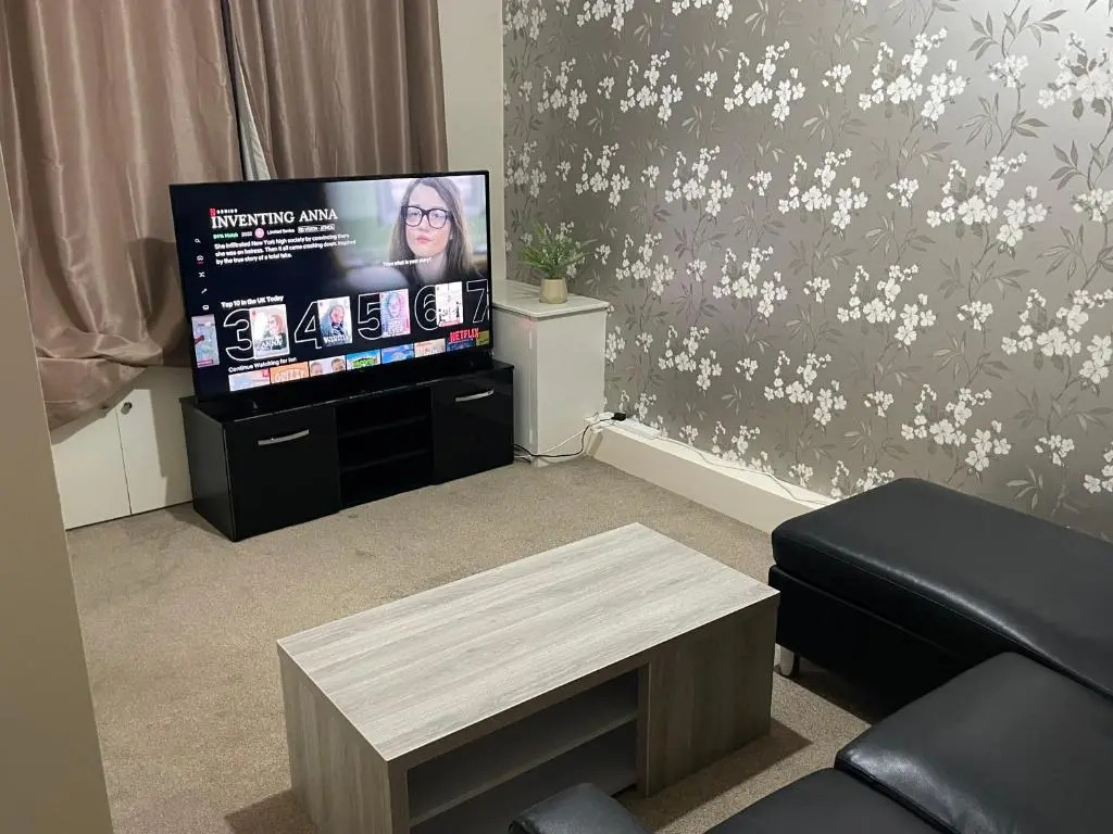 Cosy Home - 3 Bedroom 2 Bathroom - Free Parking, Fast Wifi and Smart TV Central Location