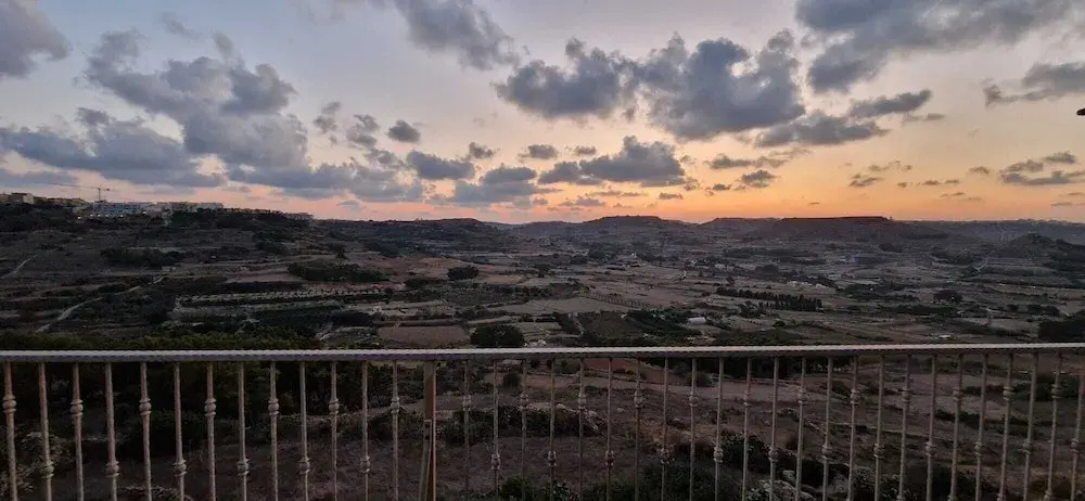 Modern 4-bed Home in Ix-xaghra, Valley View Pool